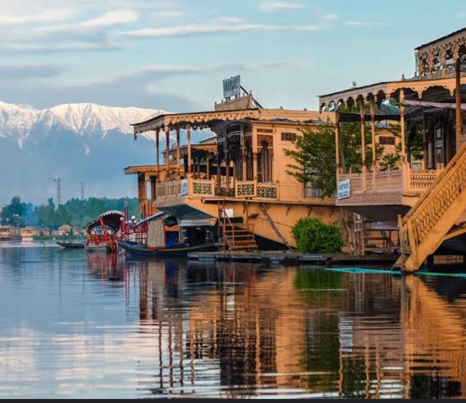 FunTime_Travels's tweet photo. @Explore_cashmir 📍Dal Lake , Srinagar 
🍁Khwabon ka safar,
 raahon me manzilien bhi hai......🍁
#DalLake #kashmirtourism #houseboat #Kashmir https://t.co/Qd13dejyBp