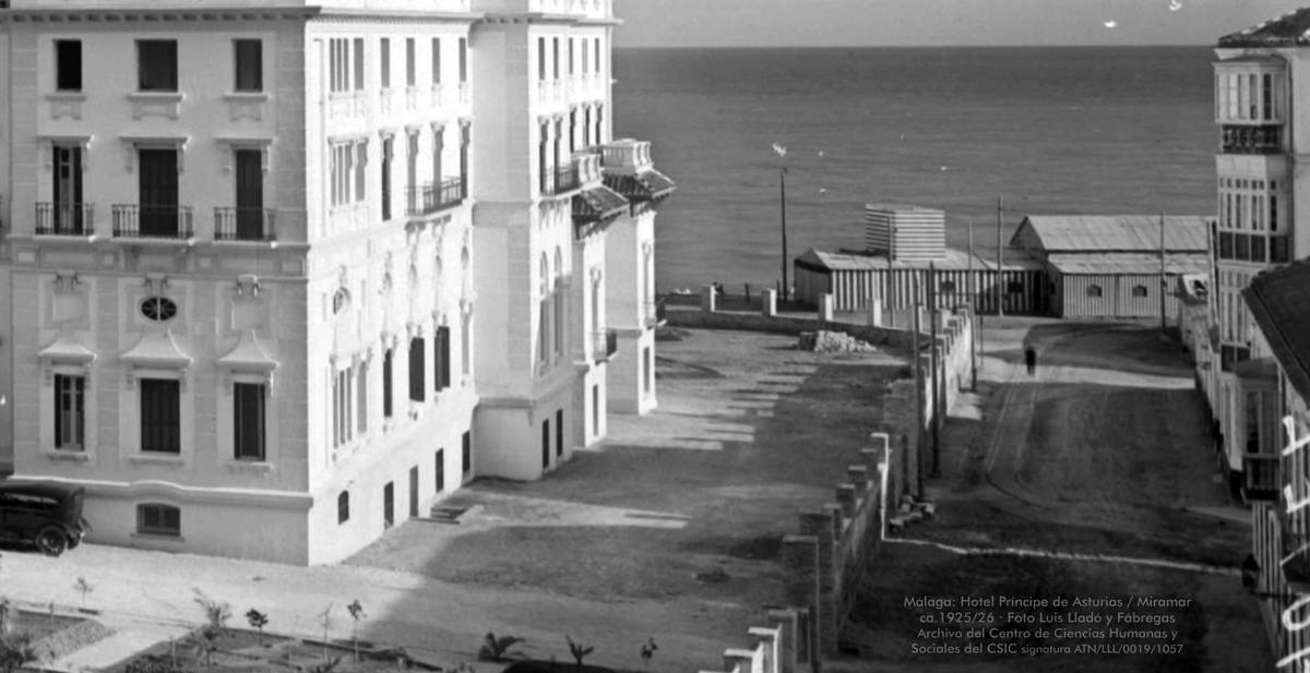 Muy interesante fotografía de Luis Lladó y Fábregas (Centro de Ciencias Humanas y Sociales · CSIC) con la fachada norte al Paseo de Reding, de un Hotel Príncipe de Asturias (luego Miramar) a finales de 1925 o inicio de 1926, con las obras ya casi finalizadas a punto de inaugurar.