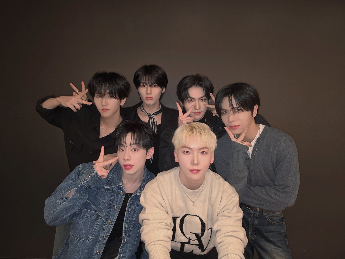 ELASTofficial's tweet photo. 🗣️ : 엘라스트 잘생겼다‼️

  ╭ ◜◝ ͡ ◜◝ ͡  ◜◝ ͡ ◜◝ ͡  ◜◝ ╮
      우리 이름이 잘생겼다인가?
왜 다들 우리를 잘생겼다라고 부르지?
  ╰ ◟◞ ͜  ◟ ͜   ◟◞ ͜  ◟ ͜   ◟◞ ╯
                      O
                    °

#ELAST #엘라스트 #エラスト https://t.co/pI1TEUo66d