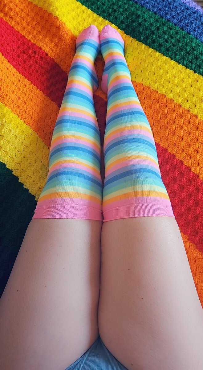 Jaggypie's tweet photo. #SaturdaySocks
Celebrating finishing my rainbow corner to corner blanket with some rainbow socks. 🌈 https://t.co/WYIwLtn4CH