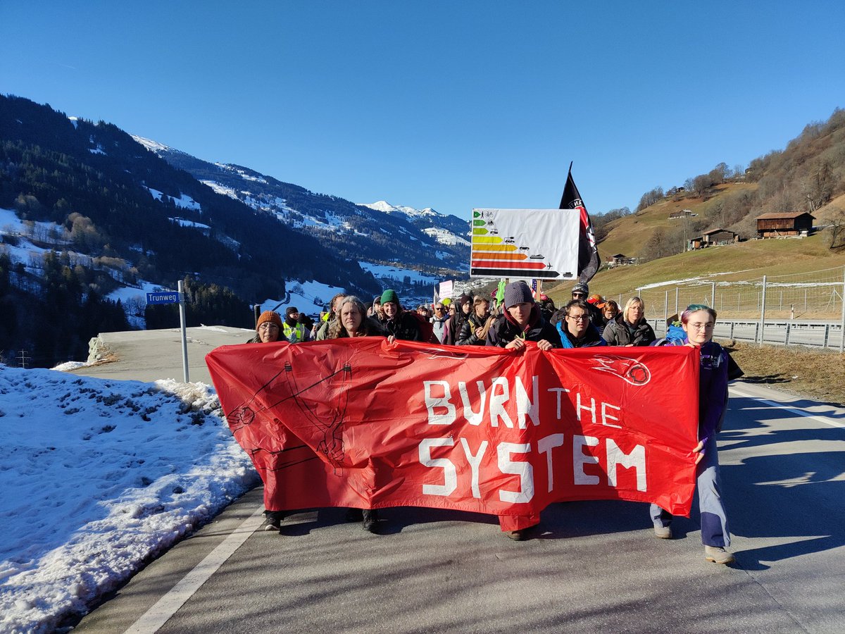 EG_Berlin's tweet photo. Auf geht's ab geht's WEF blockieren!
Die Protestwanderung nach Davos zusammen mit #StrikeWEF und vielen Aktivisti aus verschiedenen Länder nimmt ihren Lauf - kein Fussbreit dem Kapitalismus!
Die Sonne scheint fast so heiß wie die Aktivisti -🔥Burn the system, not fossil fuels https://t.co/rHOjcxvYtH