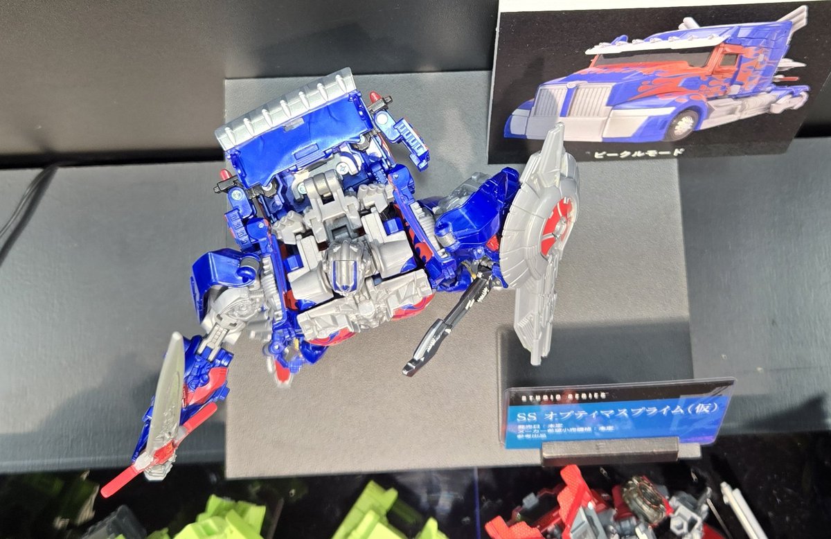 konakabot's tweet image. T-SPARK イベント思い出6
ガワ処理とか色々賛否？なSS騎士オプティマス

灰色部分が成形色なるとレーシングオプの悲劇再来になってしまうが、造形やガワ処理は理想的かも

製品を手に取る日が楽しみだ