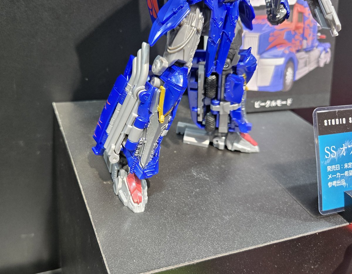 konakabot's tweet image. T-SPARK イベント思い出6
ガワ処理とか色々賛否？なSS騎士オプティマス

灰色部分が成形色なるとレーシングオプの悲劇再来になってしまうが、造形やガワ処理は理想的かも

製品を手に取る日が楽しみだ