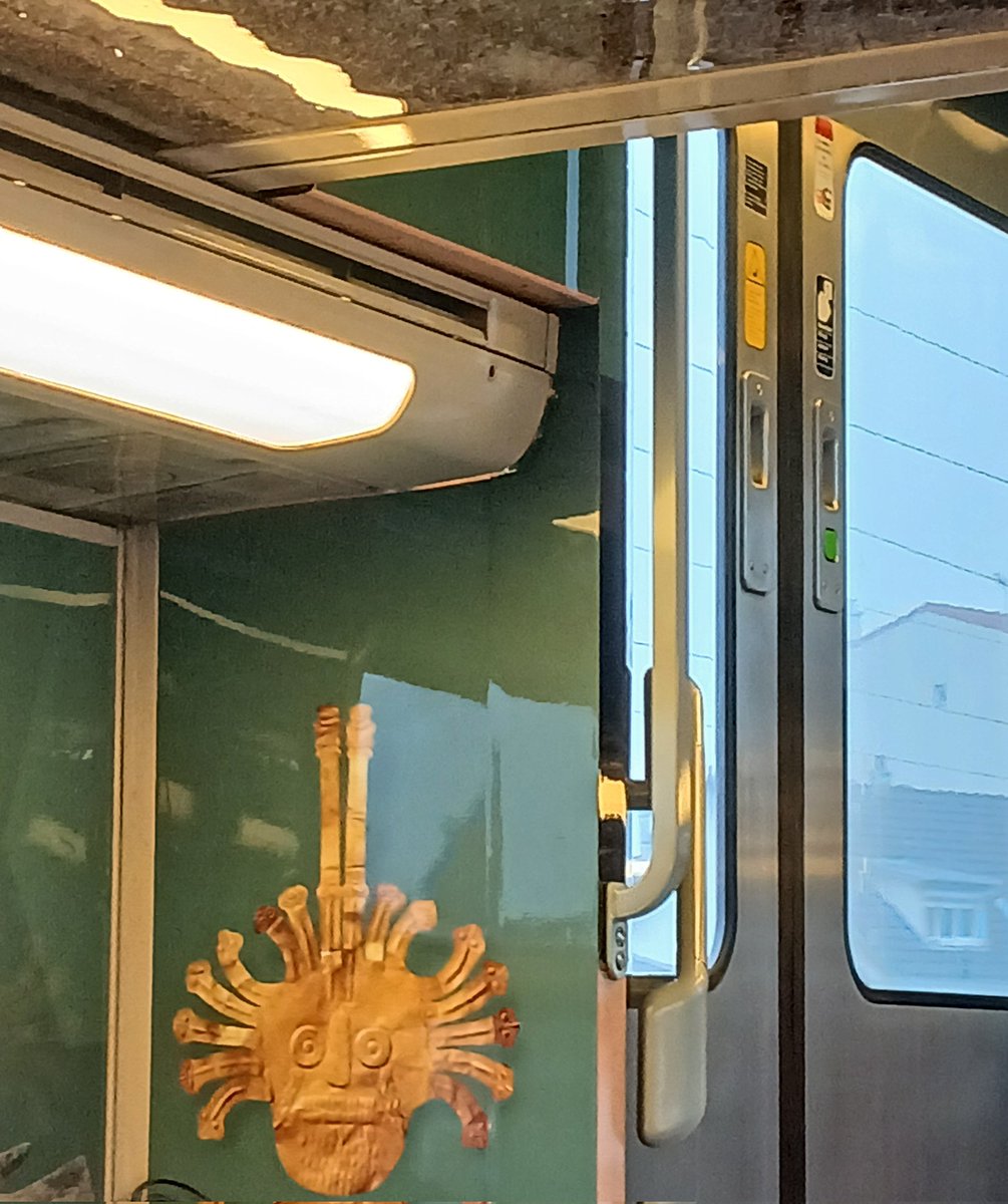 Toujours un plaisir de prendre le @RERE_T4_SNCF quand on monte dans les rames décorées "Musée du Quai Branly"