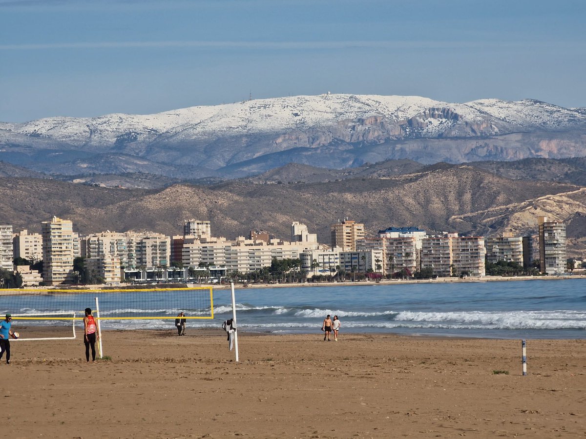 La Serra d'Aitana nevada (0 °C ara) des de les platges de la ciutat d'Alacant (16 °C ara). 😍

Foto de Manuel Peña <a href="/mapesi65/">mapesi (Manuel Peña)</a>.