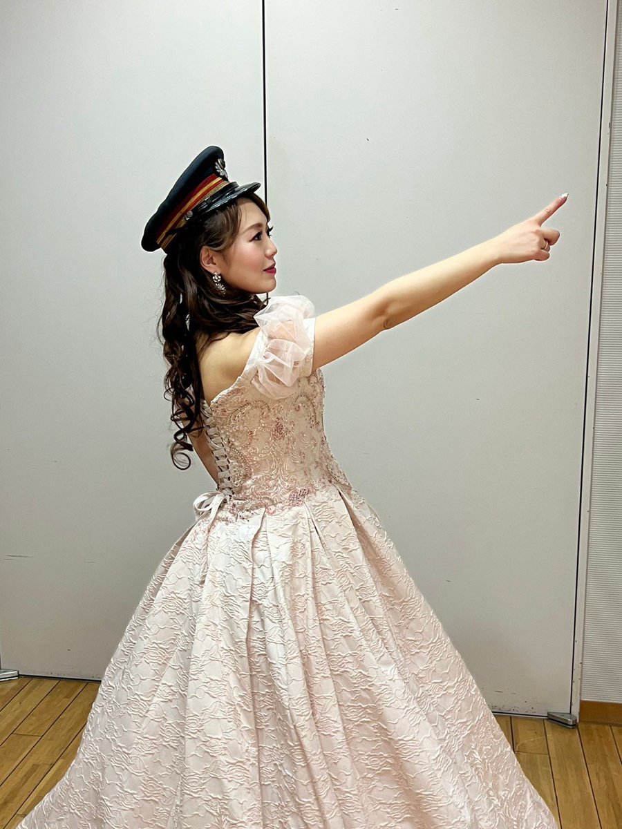 OEKニューイヤーコンサートコンサート射水公演にご来場くださりました皆様、関係者の皆様ありがとうございました‼️
金沢公演に続き、歌以外にも3曲ご一緒させていただき、「観光列車」では国鉄の帽子をお借りして汽笛を担当、そしてアンコールでは指揮デビューまで🫣
貴重な経験をさていただきました🙏🏻