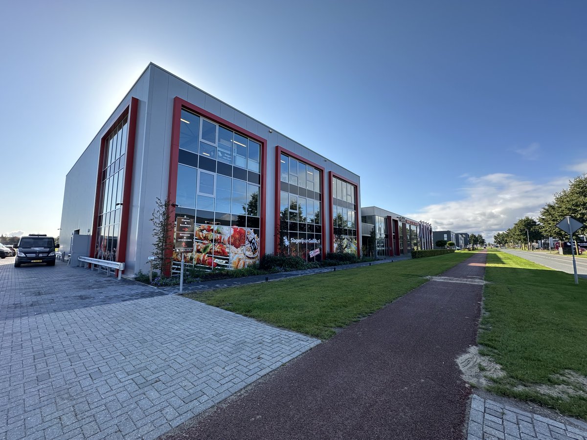 De nieuwbouw nadert zijn voltooiing. Alle productieruimtes, koelingen &amp; magazijnen zijn inmiddels in gebruik. Tijdens de kerst konden we al goed merken dat die extra ruimte het werken een stuk prettiger maakte! 
Aan het nieuwe kantoor en de ontvangstruimte wordt nog gewerkt.