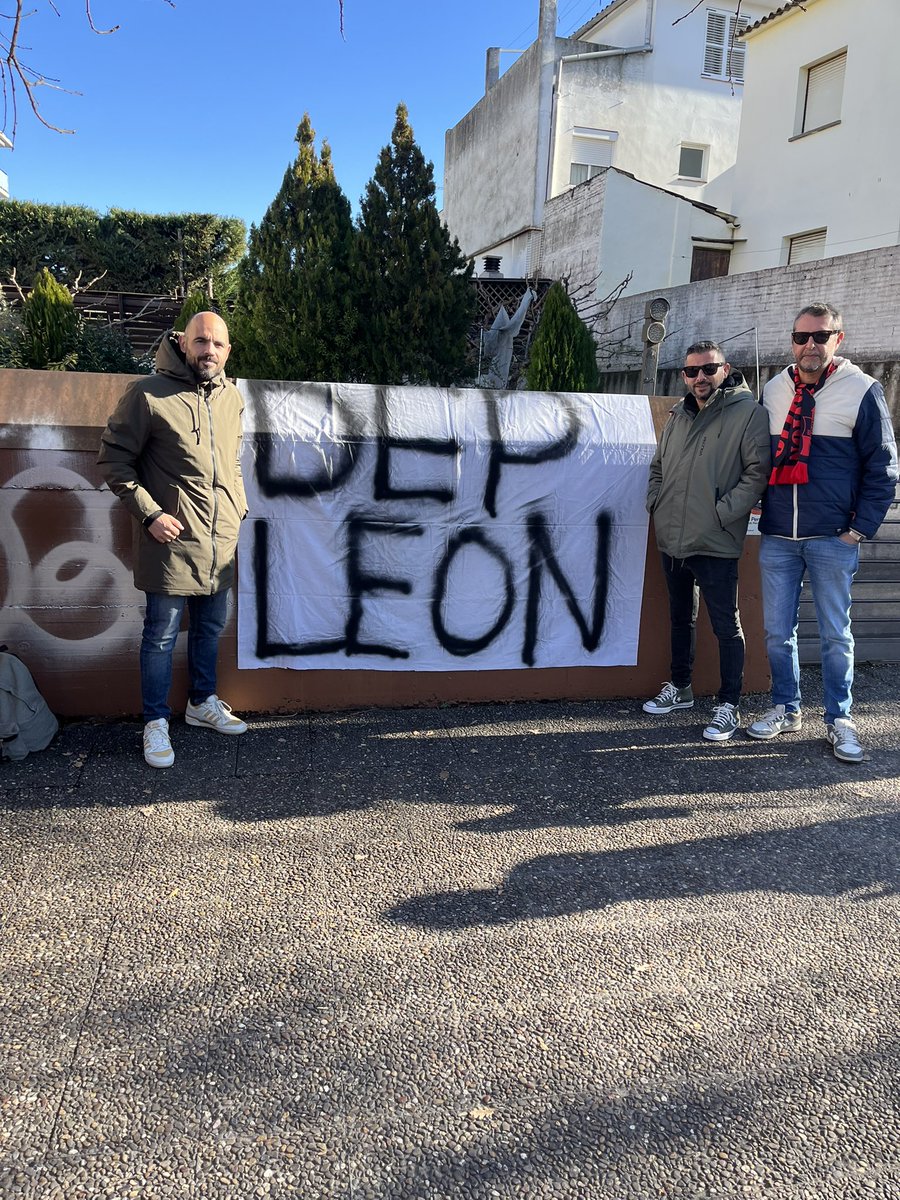 La pancarta que nunca quisimos hacer. Te echamos de menos compañero.