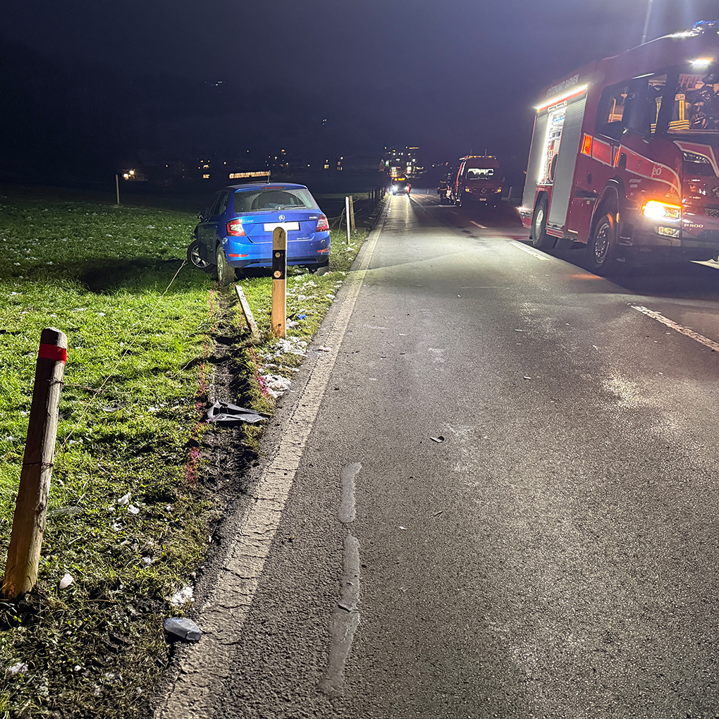 Gestern Abend kam es in Kerns, auf der Stanserstrasse, zu einer Kollision zwischen zwei Autos. Zwei Personen mussten mit unbestimmten Verletzungen in Spitalpflege gebracht werden. Die Autos erlitten Totalschaden. #kapoobwalden #polizeiobwalden #füreuresicherheit #verkehrsunfall