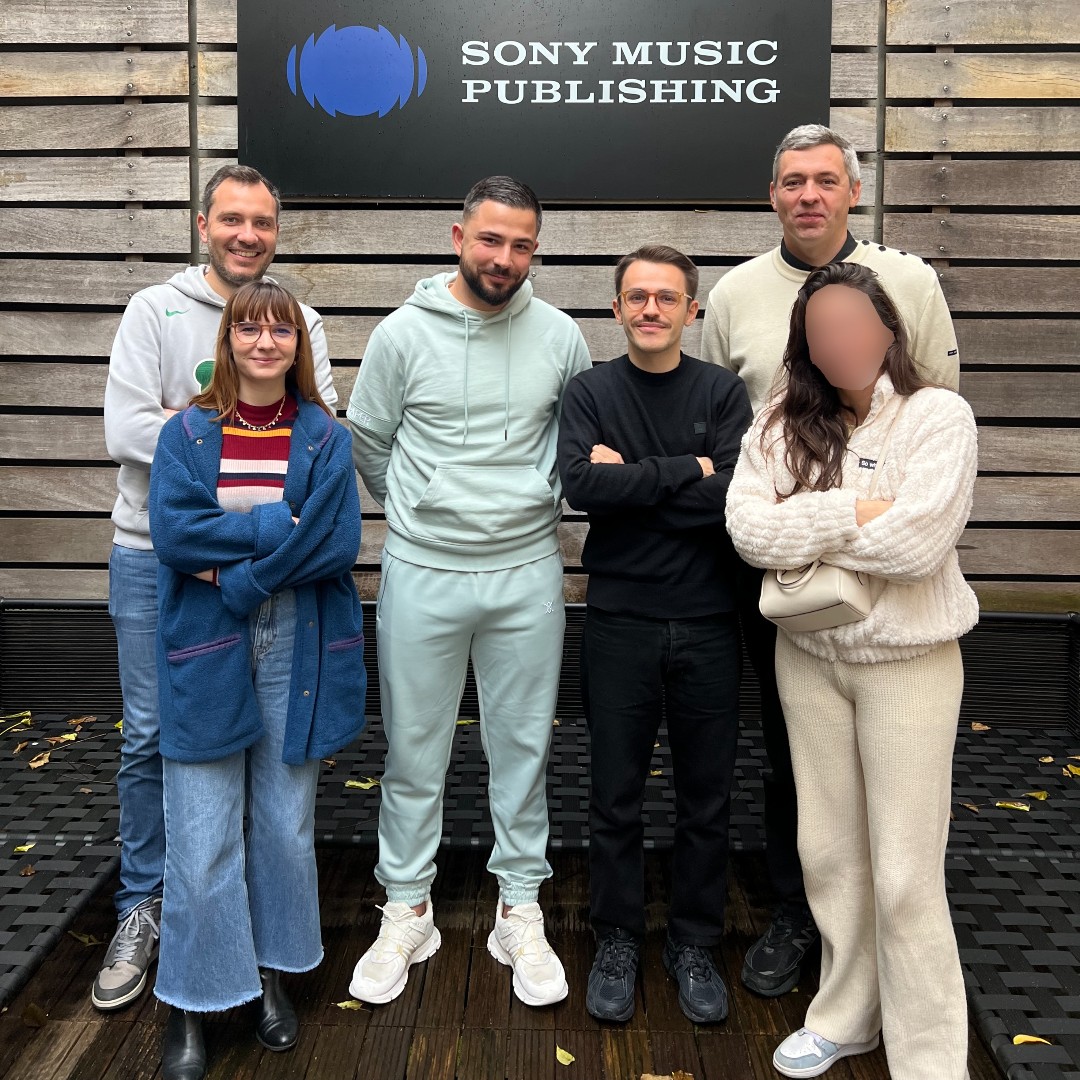 🖋️ #NouvelleSignature
Nous sommes heureux d'annoncer la signature du compositeur de talent <a href="/timoprod/">𝐓 𝐈 𝐌 𝐎 🐘</a> ! 
Merci à Memori Sound et Music Is Coming pour la confiance  🤝