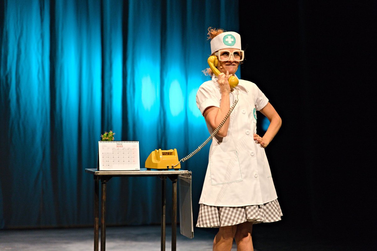 A Com els Pingüins <a href="/lableda/">La Bleda</a> comparteix  les seves múltiples peripècies entre bisturís i quiròfans, per explicar-nos una vivència personal. I ho farà, com sempre, des de l’humor, perquè riure és la millor medicina.
Demà diumenge 19/01 a les 18h
entrades.culturamataro.cat/events/com-els…