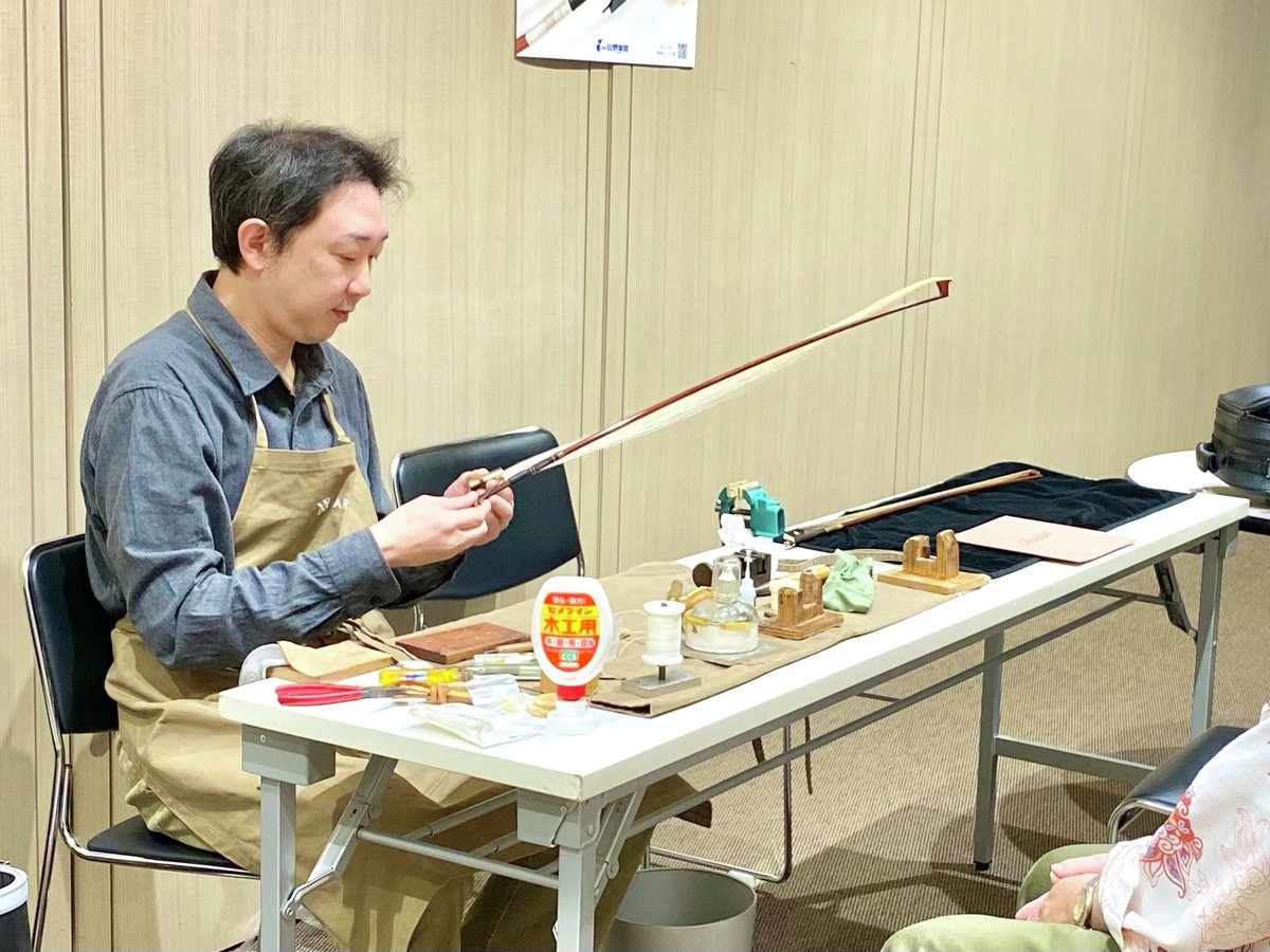 yamano_strings's tweet photo. 【#Archet 毛替え&調整会】
#弓フェア の2日目は、日本屈指の弓メーカー「Archet(アルシェ)」の弓製作家、竹田 仁氏による対面での毛替えと調整会を開催いたしました♪
目の前で毛替えを見られる滅多にない機会に感動…✨
竹田さん、ご参加いただいたお客さま、ありがとうございました💕 https://t.co/LXq4mUYfZ0