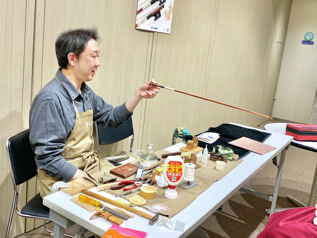 yamano_strings's tweet photo. 【#Archet 毛替え&調整会】
#弓フェア の2日目は、日本屈指の弓メーカー「Archet(アルシェ)」の弓製作家、竹田 仁氏による対面での毛替えと調整会を開催いたしました♪
目の前で毛替えを見られる滅多にない機会に感動…✨
竹田さん、ご参加いただいたお客さま、ありがとうございました💕 https://t.co/LXq4mUYfZ0