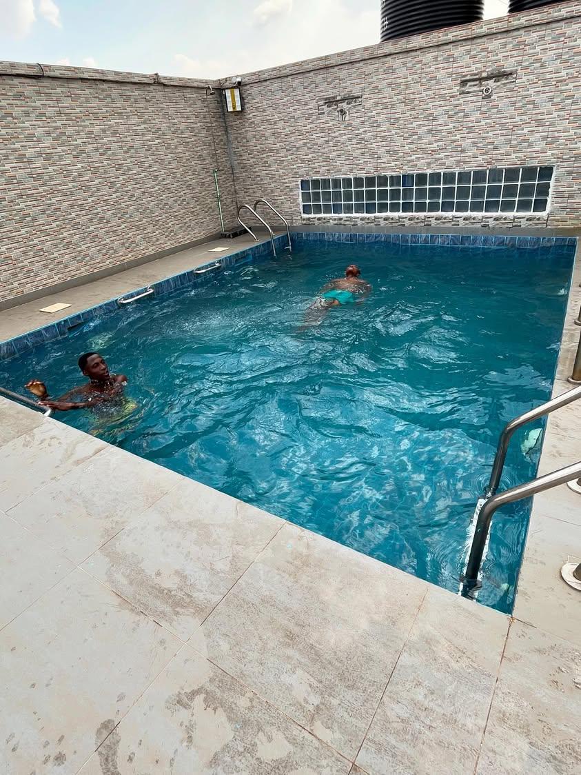 cofehotel's tweet photo. Un week-end piscine ça te dit?😏
Alors fait un tour au COFE HÔTEL et profite à fond. 🏊🏾♂️🏊🏾♂️
📍 Yaoundé -Carrefour Scalom
☎️+237 6 86 05 89 82
#cofehotel #piscineparty #PoolParty #hotel https://t.co/aeNN4R0Hmj