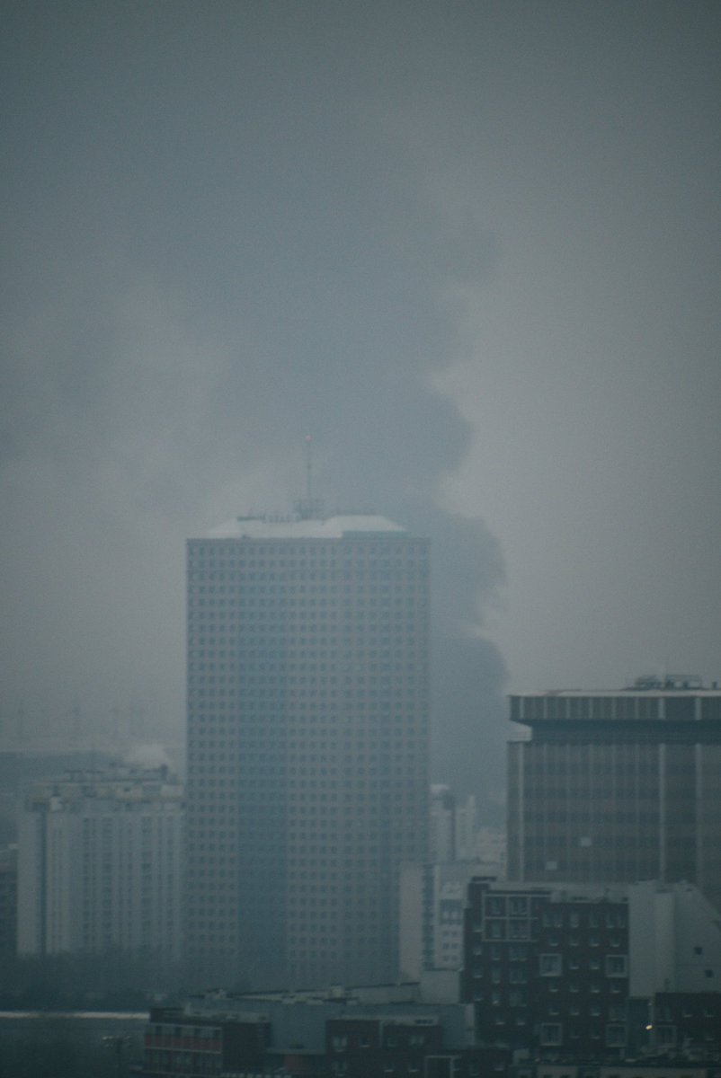 Gros incendie ce matin du côté de l'atelier d'artiste, le Houloc, à Aubervilliers, 93, Fr

(Vue depuis les lilas, direction Nord)