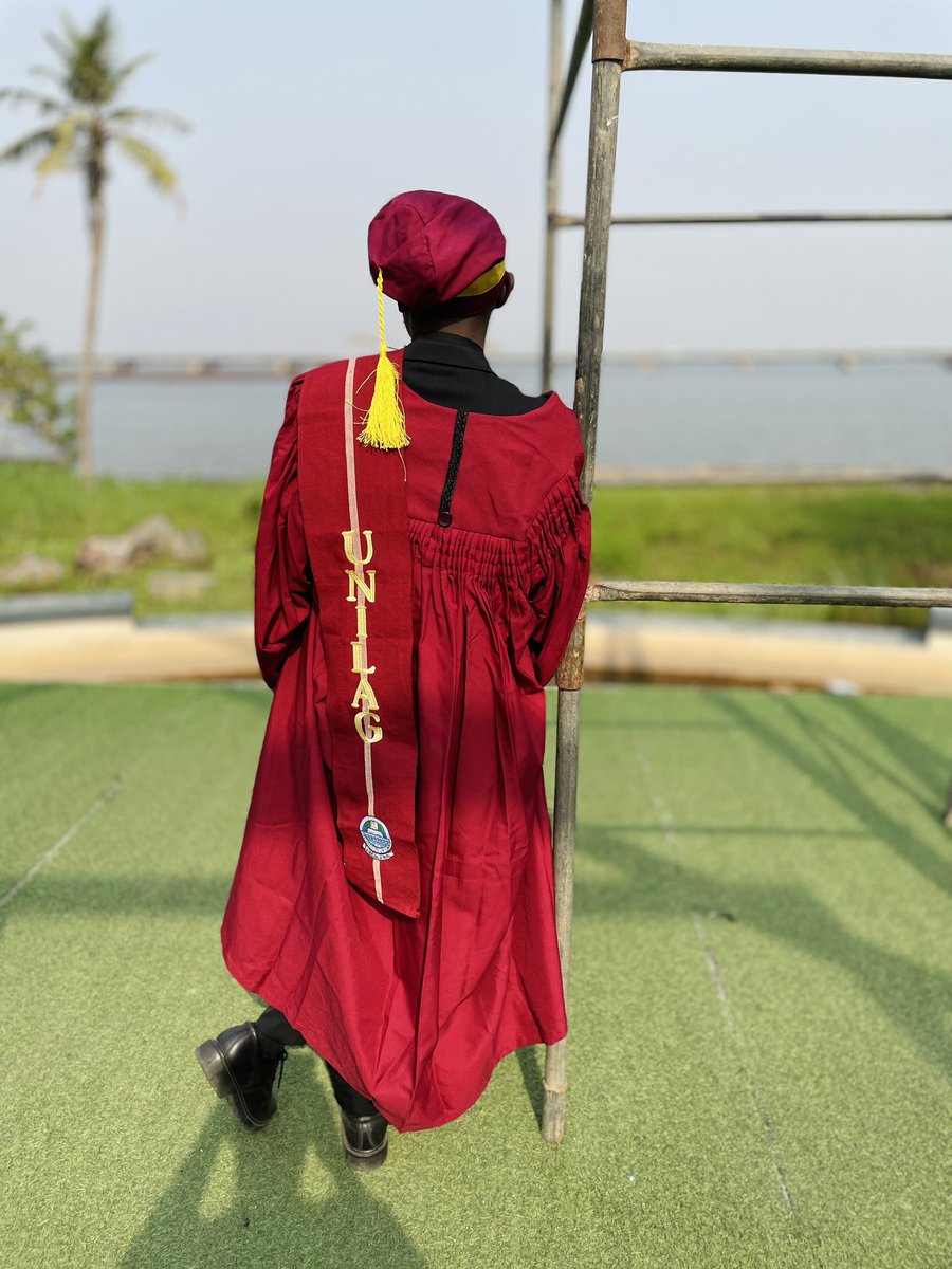 TheOlasunkanmi's tweet photo. You people should be careful of bad advices on the internet sha. 

Me I’ve gone to school and graduated with a first class. 

Ire oo ✋🏾🤚🏾 https://t.co/0DMahtLE8n