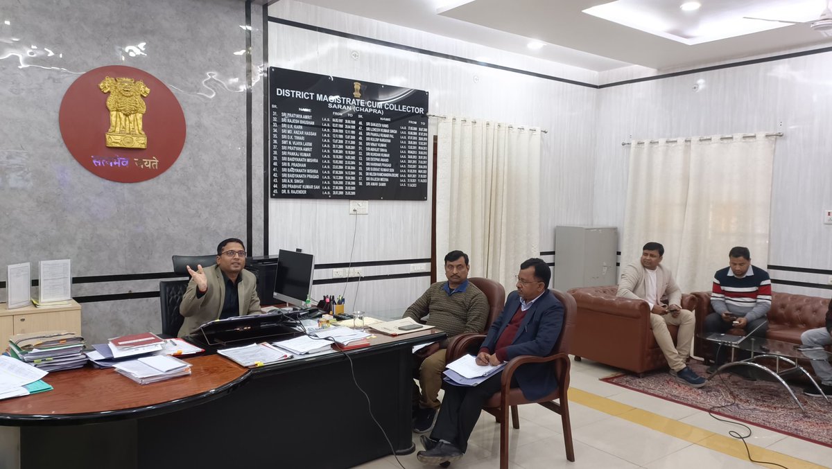 Saran_dm's tweet photo. #certificatecases #saran #chapra @IPRDBihar
जिलाधिकारी ने जिला में संचालित नीलाम पत्र वादों की की समीक्षा*
*सभी नीलाम पत्र पदाधिकारियों को एक्ट एवं वाद संचालन की प्रक्रिया के बारे में दी गई विस्तृत जानकारी*
*सभी नीलाम पत्र पदाधिकारियों के पेशकार एवं कंप्यूटर ऑपरेटर को भी 21 जनवरी को दिया जायेगा विस्तृत प्रशिक्षण*
-------------------------------
सारण, छपरा
18 जनवरी, 2025
-------------------------------
जिलाधिकारी श्री अमन समीर ने आज नीलाम पत्र पदाधिकारियों के साथ वीडियो कॉन्फ्रेंसिंग के माध्यम से बैठक किया।
सभी पदाधिकारियों को एक्ट के बारे में एक एक सेक्शन की जानकारी दी गई। साथ ही नीलाम पत्र वादों के संचालन की प्रक्रिया के बारे में विस्तार से बताया गया।
जिलाधिकारी ने कहा कि जिला में लगभग 38 हजार नीलाम पत्र वाद लंबित हैं, जिनमें लगभग 532 करोड़ रुपये की राशि सन्निहित है। उन्होंने कहा कि नीलाम पत्र वादों के निष्पादन एवं राशि की वसूली में कुछ तेजी आई है लेकिन इसे और भी प्रभावी बनाने की आवश्यकता है। विगत माह में सारण जिला में लगभग 2.5 करोड़ रुपये राशि की वसूली की गई है। इसे और भी गति देकर लगभग 10 करोड़ रुपये का मासिक लक्ष्य निर्धारित कर कार्य करना होगा। सभी नीलाम पत्र पदाधिकारी प्रत्येक सप्ताह कमसे कम दो दिन अनिवार्य रूप से नीलाम पत्र वादों की सुनवाई सुनिश्चित करें।
सुनवाई को प्रभावी बनाने के लिये सभी नीलाम पत्र पदाधिकारियों एवं उनके पेशकार एवं कंप्यूटर ऑपरेटर को अलग से 21 जनवरी को विस्तृत प्रशिक्षण दिया जायेगा।
जिलाधिकारी ने नोटिस निर्गत करने हेतु उपलब्ध तकनीकी टूल्स का उपयोग करने को कहा। इससे कार्य सरल होगा तथा प्रक्रिया तेजी से पूरी हो सकेगी। सभी पदाधिकारियों को कुछ टूल्स के बारे में जानकारी भी दी गई।
बैठक में अपर समाहर्त्ता, नगर आयुक्त, निदेशक डीआरडीए सहित अन्य जिला स्तरीय पदाधिकारी तथा वीडियो कॉन्फ्रेंसिंग के माध्यम से फील्ड के सभी नामित नीलाम पत्र पदाधिकारी जुड़े थे।