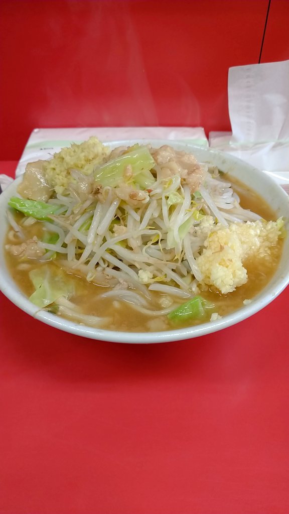 ueeeee_0205's tweet photo. 今年最初で最後かもしれない二郎はラーメン二郎仙台店遠征！✨
小ラーメン、ニンニクアブラ＋生姜
乳化したやや甘めスープ！
そこに絡まるアブラと豚すじもうまい🍜
生姜で体ほかほか😳
これは恋しくなるだろう一杯😘

新店開店したので今回で全店制覇とはならず😂
旅はまだ続く･･･！ https://t.co/CxQMY8FRHp