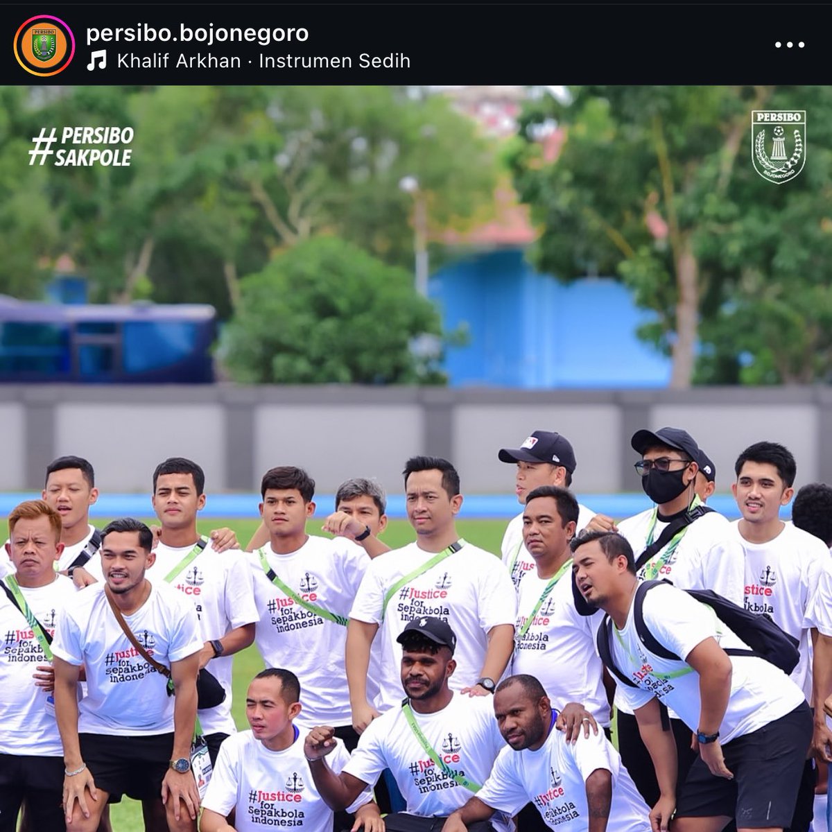 GIBOLofficial's tweet photo. Pemain Persibo datang ke lapangan tapi menolak melanjutkan permainan di laga lanjutan melawan Deltras.

Pemain dan official mereka juga kompak memakai baju bertulis "Justice for Sepakbola Indonesia"

Ini level Liga 2, di tahun 2025 dan masa kepemimpinan Ketum PSSI Erick Thohir. https://t.co/2z8Sat6uoV