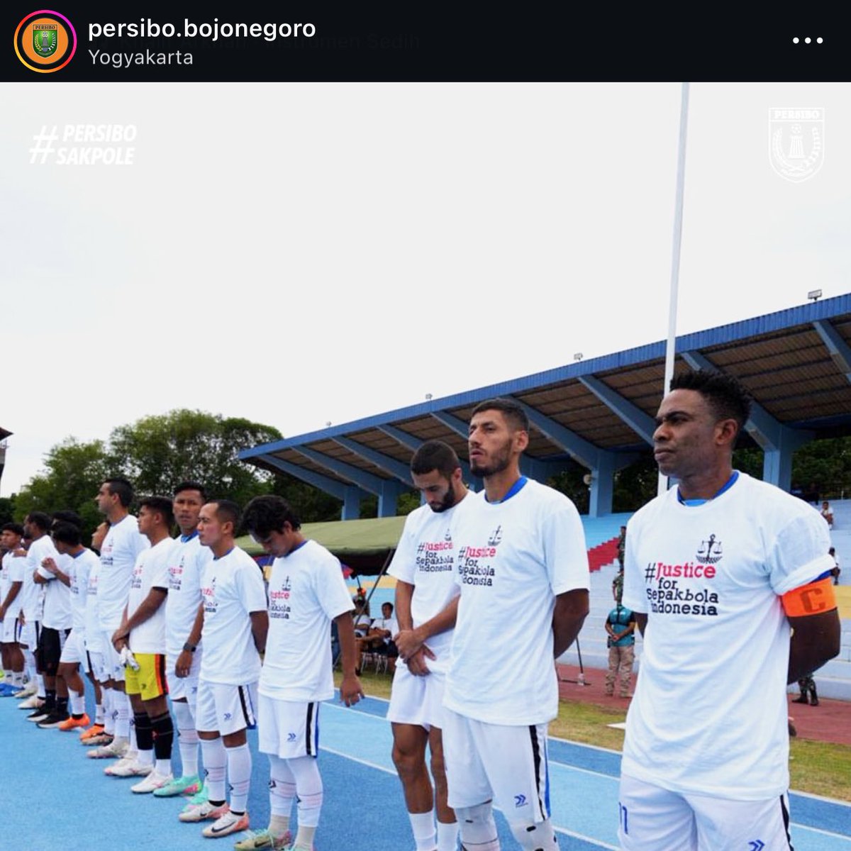 GIBOLofficial's tweet photo. Pemain Persibo datang ke lapangan tapi menolak melanjutkan permainan di laga lanjutan melawan Deltras.

Pemain dan official mereka juga kompak memakai baju bertulis "Justice for Sepakbola Indonesia"

Ini level Liga 2, di tahun 2025 dan masa kepemimpinan Ketum PSSI Erick Thohir. https://t.co/2z8Sat6uoV