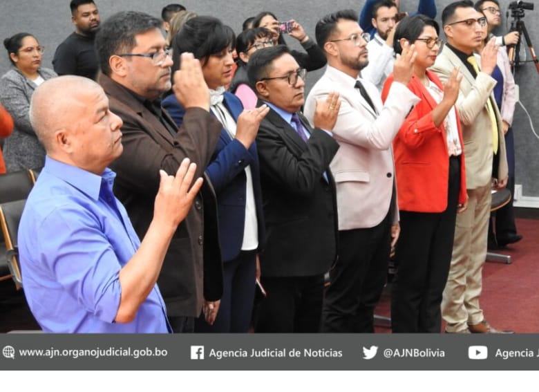 evoespueblo's tweet photo. El Juez Quinto de Instrucción Penal de Anticorrupción y Contra la Violencia hacia la Mujer de Tarija, Nelson Alberto Rocabado Romero -que me declaró en rebeldía, ordenó mi aprehensión, arraigo y anotación de mis bienes- fue posesionado el 18 de abril de 2024, tras haber sido nombrado por el Consejo de la Magistratura, presidido por el autoprorrogado y protegido del gobierno de Arce Catacora: Marvin Molina Casanova.
En su posesión estuvo la magistrada del TSJ, autoprorrogada, María Cristina Díaz Sosa (tarijeña) que, en el golpe de Estado del 2019, fue propuesta para asumir la presidencia del país por el golpista Fernando Camacho. Antes, esta magistrada fue denunciada por vender juzgados en Tarija (Los Tiempos/04/11/2019).
El juez que me juzga fue nombrado por los autoprorrogados, tan defendidos y protegidos por el gobierno que me acusa.
Aquí una prueba de que los jueces no son independientes. No respetan el debido proceso y toman determinaciones sin pruebas. Solo obedecen a los que les hacen el favor de nombrarlos.