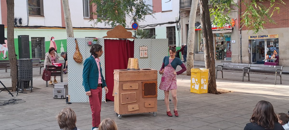 ArnauItinerant's tweet photo. Jornada de teatre argentí #MuchoTeatre . Cabaret i circ popular per famílies+ música + choripan i més delícies argentines!!
Espai estranger + Espai Piluso + Escuela Ana Reich Teatro

Amb suport tb de @CCElSortidor https://t.co/GmhrICi2Cq