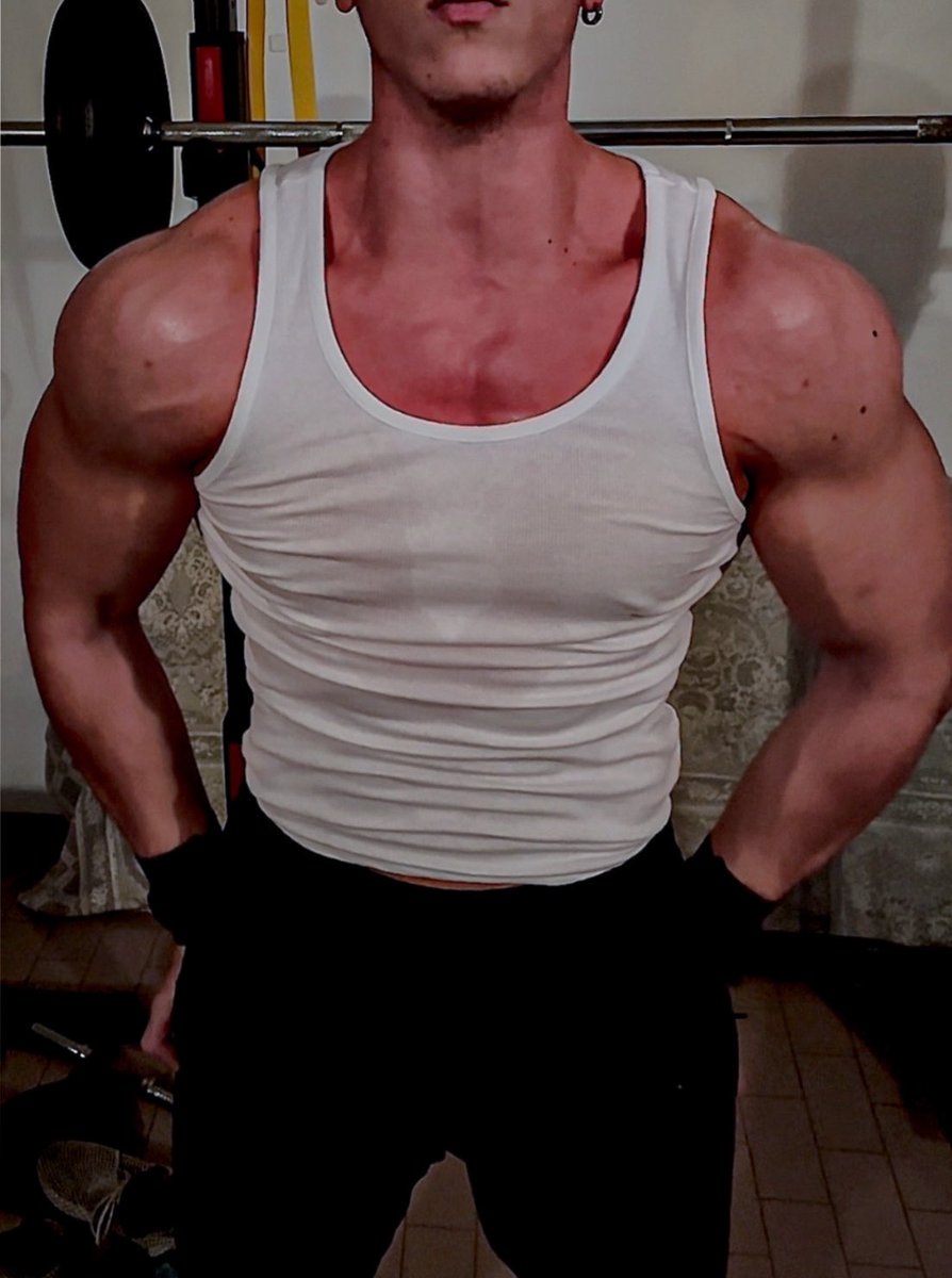 Tra me e te c’è una differenza fisica impressionante che fa capire chi comanda: 
Io 21 anni, 187 cm x 95 kg di muscoli e 19 cm di 🍆
Tu un fallito, zero muscoli e grasso, con un clitoride in mezzo alle gambe che diventa duro solo quando mi omaggi

Fai ciò che sai fare bene. PAGA