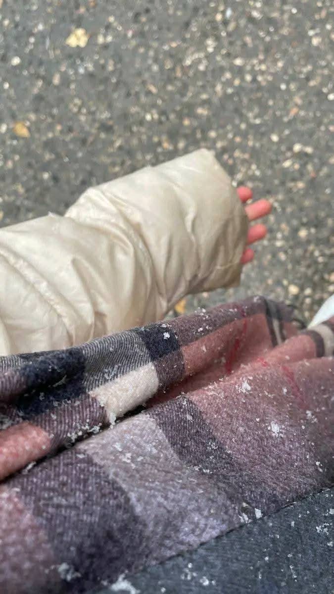 SF3Amola12's tweet photo. "كنصيحة مُخلدة ؛ 
حافظ على خِفة روحك ، واجه الحياة بألف قوة ، استمتع بتفاصيل يومك الصغيرة ، اضحك من قلبكِ ولا تسمح لأي أحد بأن يسلبك ابتسامتكِ الدافئة ، عيش بسلام، كن قوياً .. ولا تنسي أن تجعل صدركِ سليماً دائماً .. ولا تُرهق نَفسك بالتفكير المُفرط في شئٍ بيد الله"..❄️🌧⛄️ https://t.co/Hjr2N4OTkn