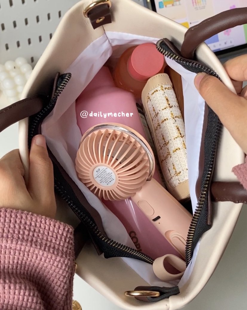 cherriput's tweet photo. nemu tas cakep banget mana murah lagi, cuma 50ribuan, muat banyak kepake buat kerja atau ke acara2 gitu tampilannya jg cakep https://t.co/Uq8kNdmdTR