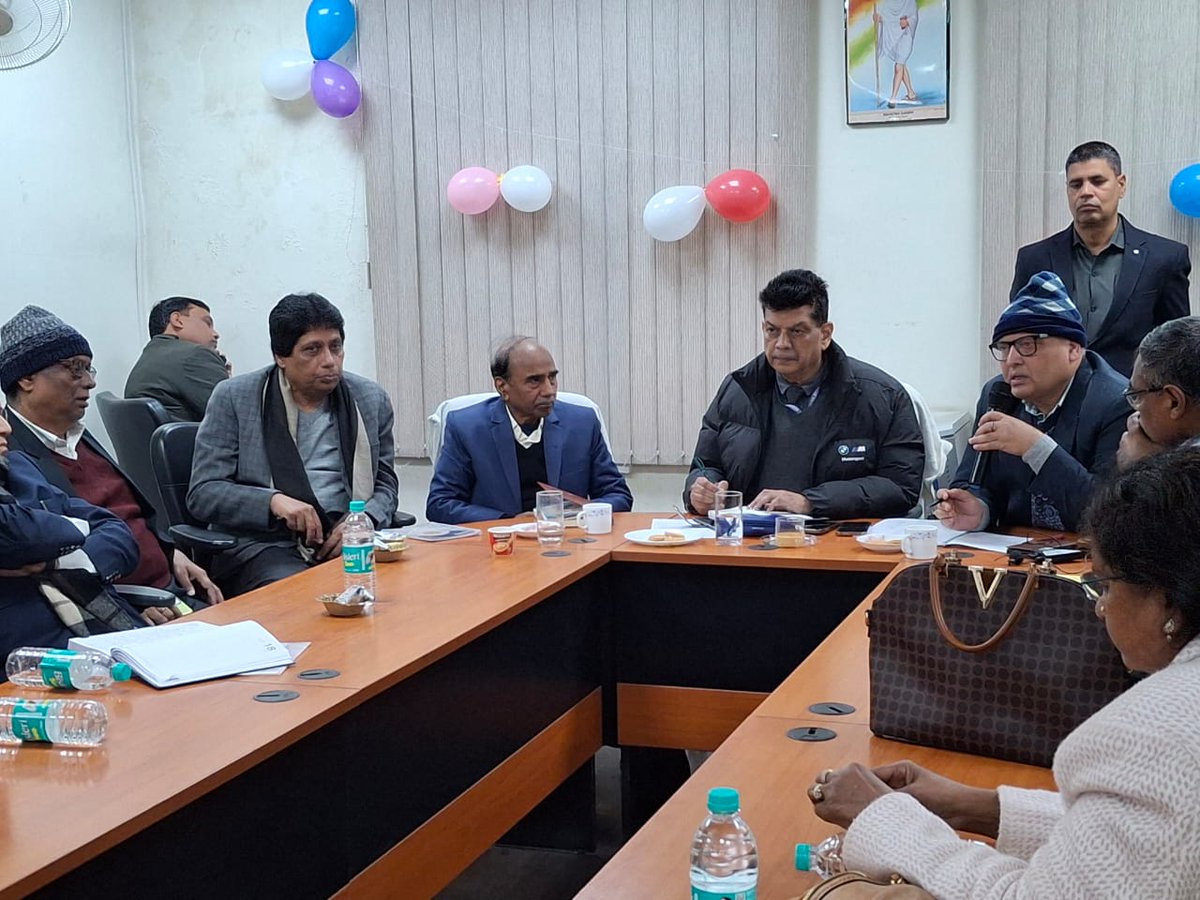 PpuMedia's tweet photo. माननीय कुलपति महोदय  प्रो. शरद कुमार यादव ने अंगीभूत कॉलेज के प्राचार्यो और विश्वविद्यालय के अधिकारियो की बैठक को संबोधित किया एवं आवश्यक दिशा निर्देश दिया। https://t.co/ab6Hj3QQGZ