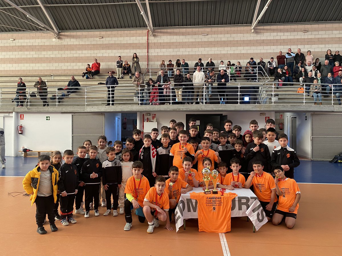 📣Fotografías do recoñecemento a EDM Curtis da categoría benxamín A, quenes demostraron o seu talento e esforzo proclamándose gañadores do Torneo de Nadal Cidade de Lugo Fase Nacional. 🥇⚽

🎉Parabéns!