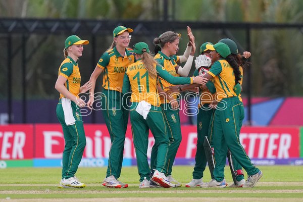 Gallo_Sport's tweet photo. 🏏 2025 ICC U19 Women's T20 World Cup: South Africa v New Zealand

👉 https://t.co/p2pvwCtfcz

🗣️ @ProteasWomenCSA #SouthAfrica #u19wt20wc #NewZealand

📷 @IsurusameeraISP https://t.co/27TLCkpyyI