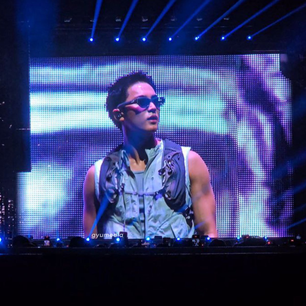 OOHH THEY CHANGED THE OUTFITS FOR ASIA STOPS???

It’s also JIS friendly😂😂😂👌🏻👌🏻👌🏻