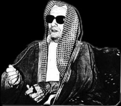 ahelalriyadh's tweet photo. #شيء_من_الماضي

ذكر عبدالرحمن بن عبدالعزيز بن زيد #بن_دهيمش  .. المولود في الرياض عام  1336 هـ " رجل الصدق كما كان يطلق عليه الملك عبدالعزيز " رحمهم الله في مقابلة صحفية له :

✨ أن عائلة آل دهيمش من آل محمد من السحمة من قحطان .. ولجدنا الأول " سحيم " ثلاثة من الأولاد دهمش جدنا وعكرش جد آل عكرش وسحيم جد آل سحيم ..

📌 وأن #الرياض كانت قبل 60 عام بلدة صغيرة بيوتها من الطين وأزقتها ضيقة يحيط بها سور عليه "9 " دراويز "بوابات" من جميع الجهات وكانت النخيل 🌴 🌴 تحيط بالرياض مع كل جهة ..

📌 أشهر مزارع 🌴 الرياض مزرعة ثليم ومزرعة خزام ومزرعة الرفيعة ومزرعة قبة حجر  ومزرعة عتيقة ومزرعة البديعة ..

📌 50% من بيوت #أهل_الرياض كان بها آبار " قليب " للشرب منها .. وأشهر أبارها بئر " فيصلة " وكانت بجوار مسجد الجامع الكبير من جهة الغرب ..

📌 رفقاء الوالد محمد بن محيا وعبدالله بن عمار وعبدالرحمن الوعلان و أبن نفيسة الملقب " بـ أبوداحم " وعبدالله بن سويلم وأبو عون البريدي .. والجميع توفاهم الله ..

📌 أبرز #تجار_الرياض في ذلك الوقت كان عبدالعزيز بن حسن - عبدالرحمن بن حسين - آل عبدالقادر - عبدالرحمن بن عتيق - حمد بن سيف وأخوه محمد - محمد بن جبر وأخوه - عبدالله - بن عتيق الملقب بعتيقة وكان يسافر في ذلك الوقت للهند والصين ويجلب معه المجوهرات والعطور وألبسة النساء ..

📌 أشخاص يتذكرهم .. مطلق بن زيد الجبعاء و ماجد بنّ خثيلة من مرافقي الملك عبدالعزيز " لشؤون البادية "

حمد بن قباع " #الأستاذ " كان مشرفاً ع بناء منازل 🏠 الملك عبدالعزيز ومنازل أبنائه ..

📌 أمر الملك عبدالعزيز " يرحمه الله " حسن بن بشر - سعد بن حيان - حمد بن قباع - محمد بن سعيد  .. بالبحث عن موقع يكون سكناً له  .. وساهموا في أختيار قصر المربع ..

📌 أول رئيس لهيئة الأمر بالمعروف والنهي عن المنكر كان خال والدي محمد بن ابراهيم المديميغ  ..

📌 كان لجدنا دهمش بن سحيم خلاف مع دهام بن دواس .. حيث أمر بن دواس ببناء قلعة بجوار ثليم " مزرعة جدنا " فذهب إليه جدنا وقال له يابن دواس هذه القلعة تكشف المزرعة و محارمنا وحاول معه بكل وسيلة أن يجعل هذه القلعة بعيداً عن المزرعة ولكن دون جدوى وترك جدّنا الرياض وذهب إلى الدرعية .. وفي الدرعية أتصل بالإمام عبدالعزيز بن محمد حاكم الدرعية وأشترك معه في عدة غزوات كان آخرها غزوة الرياض والتي قتل بها رحمه الله ..

📌 جدنا " زيد بن دهيمش " يرحمه الله عيّن أميراً ع الخرج وهو أول أمير عينه الملك عبدالعزيز يرحمه الله .