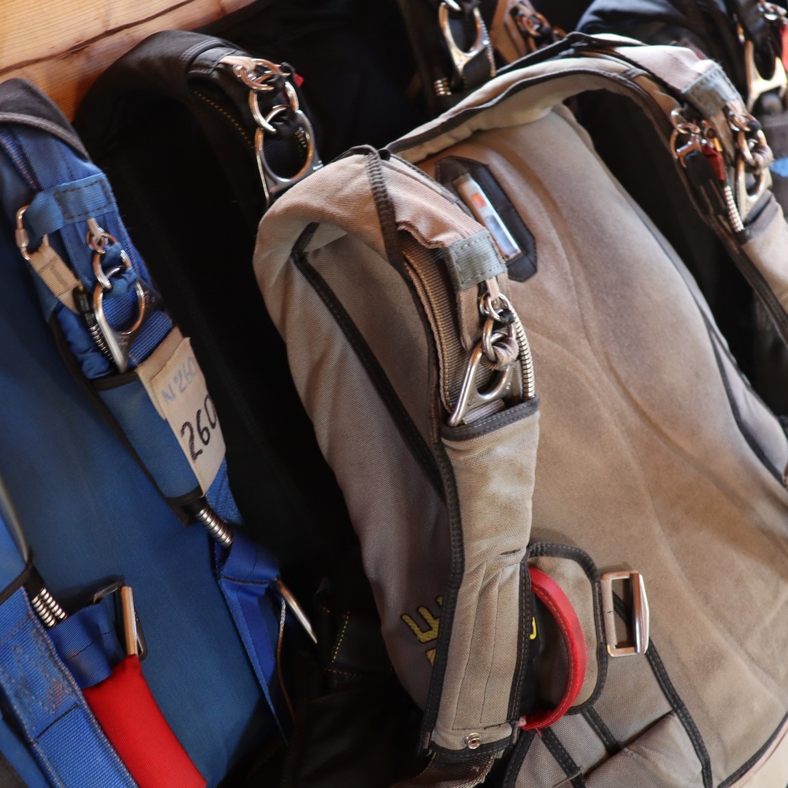 #Championnat 🥇| Coupe du Monde de Parachute-Ski 2025 Stand by en raison des conditions aérologiques. Les compétiteurs, réunis sur l'aérodrome de Barcelonnette, attendent une évolution météorologique qui permettra à Thierry Courtin, de donner son accord de reprise. @PraLoup