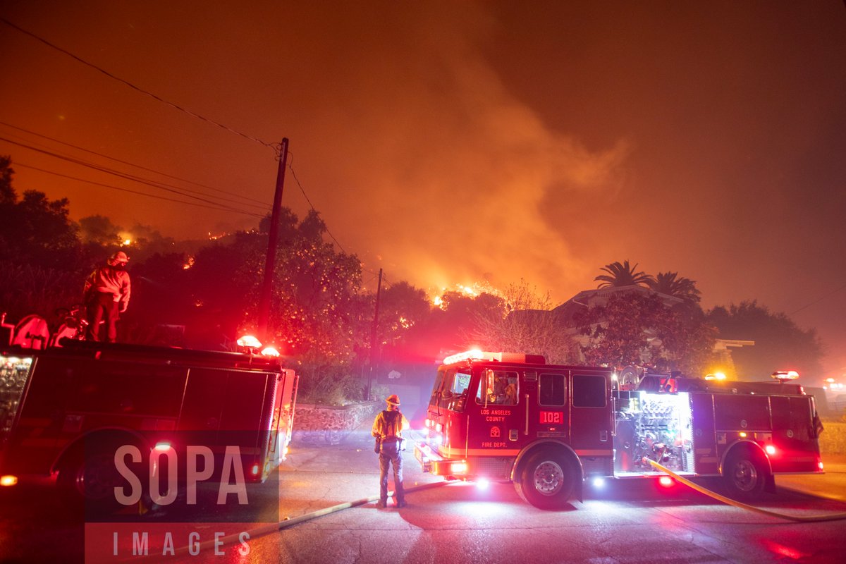 sopaimages's tweet photo. Several views of The #Eatonfire #burns in #SierraMadre in #LosAngeles, #UnitedStates on Jan 8, 2025. #Firefighters battled a fast-moving fire that #erupted on #Eaton in Sierra Madre, spreading to over 1,000 acres. 📷 Ringo Chiu for SOPA Images https://t.co/DIEAUIf6mz