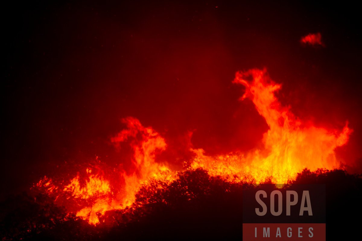 sopaimages's tweet photo. Several views of The #Eatonfire #burns in #SierraMadre in #LosAngeles, #UnitedStates on Jan 8, 2025. #Firefighters battled a fast-moving fire that #erupted on #Eaton in Sierra Madre, spreading to over 1,000 acres. 📷 Ringo Chiu for SOPA Images https://t.co/DIEAUIf6mz
