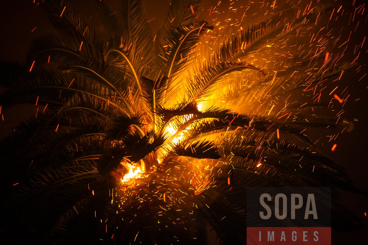 sopaimages's tweet photo. Several views of The #Eatonfire #burns in #SierraMadre in #LosAngeles, #UnitedStates on Jan 8, 2025. #Firefighters battled a fast-moving fire that #erupted on #Eaton in Sierra Madre, spreading to over 1,000 acres. 📷 Ringo Chiu for SOPA Images https://t.co/DIEAUIf6mz