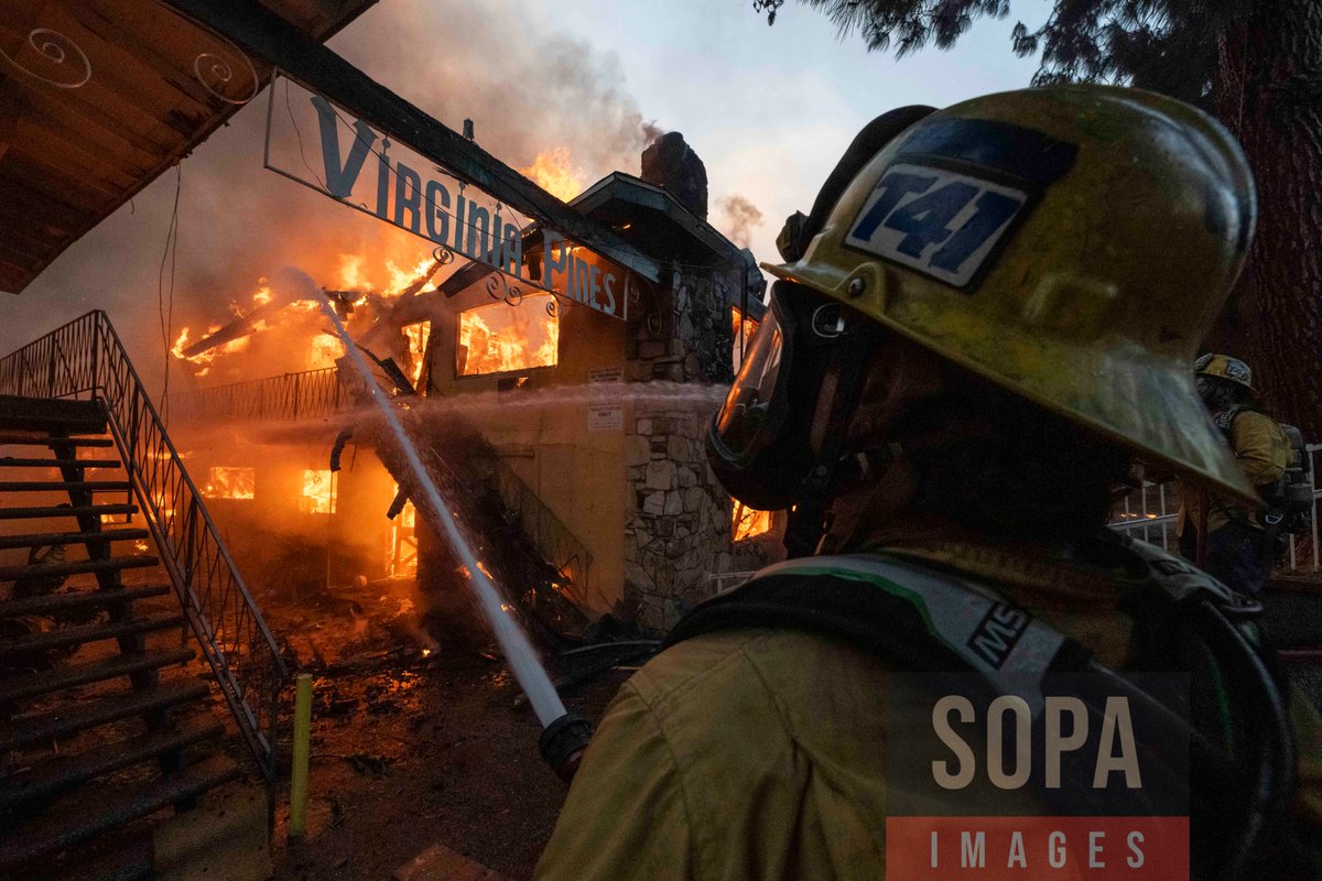 sopaimages's tweet photo. Several views of #LongBeachFD #Firefighters #hosedown a #burning #apartment #building in #Altadena, #UnitedStates on Jan 8, 2025. The #EatonFire in #Altadena has prompted the #evacuation of over 100,000 residents and claimed five lives. ๐ท Jon Putman for SOPA Images https://t.co/g95TzkLcdk