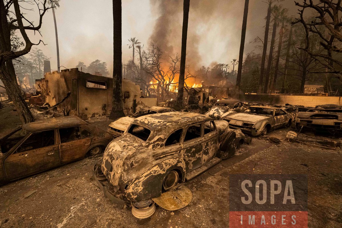 sopaimages's tweet photo. Several views of #LongBeachFD #Firefighters #hosedown a #burning #apartment #building in #Altadena, #UnitedStates on Jan 8, 2025. The #EatonFire in #Altadena has prompted the #evacuation of over 100,000 residents and claimed five lives. ๐ท Jon Putman for SOPA Images https://t.co/g95TzkLcdk