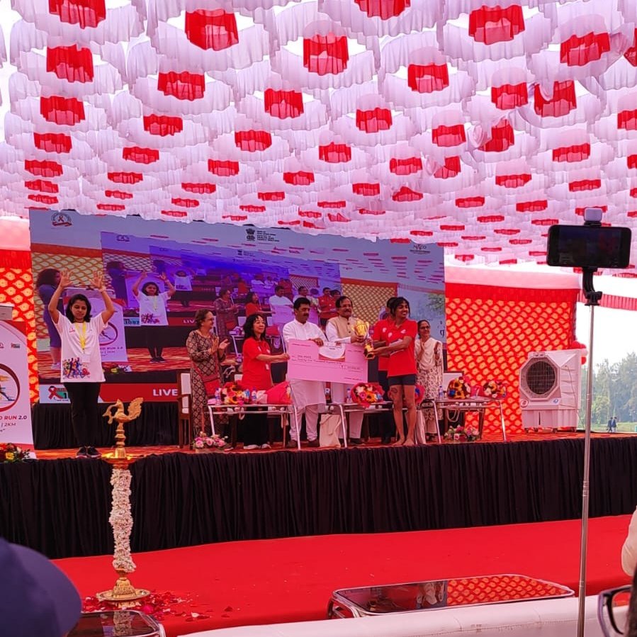 NACOINDIA's tweet photo. The prize distribution ceremony at #NationalRed Run 2.0 celebrated the incredible achievements of participants from different states in all three categories, recognizing their dedication & spirit.
#JoinTheRun #IndiaFightsWithHIVandSTI #HIVAwareness #HIVPrevention #HIVTreatment https://t.co/LgviNpRIz3