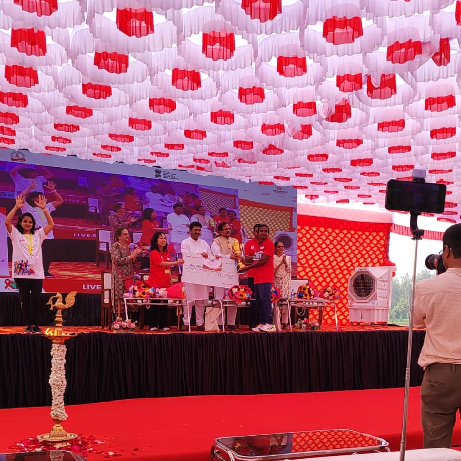 NACOINDIA's tweet photo. The prize distribution ceremony at #NationalRed Run 2.0 celebrated the incredible achievements of participants from different states in all three categories, recognizing their dedication & spirit.
#JoinTheRun #IndiaFightsWithHIVandSTI #HIVAwareness #HIVPrevention #HIVTreatment https://t.co/LgviNpRIz3