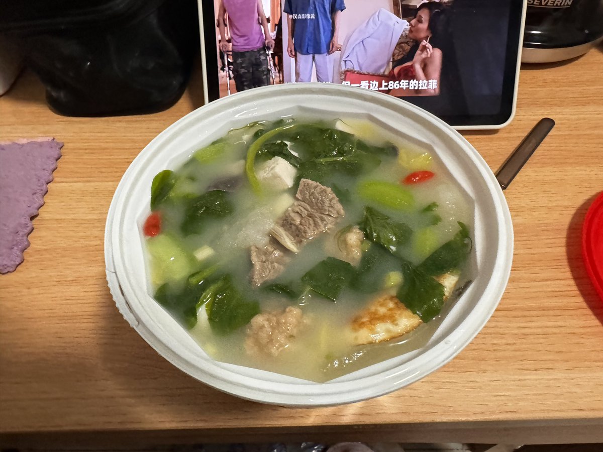 和宅男哥plog1
阿宅的生活真的不是谁都能享受的
两个人宅在家里打游戏看小说视频
然后阴暗地点外卖（但是上海的垃圾分类太恶心了
第二天我就已经蓬头垢面不洗脸了
感觉像回到自己家里一样自在
急急急我要呼吸新鲜空气 https://t.co/YsCAemRwFu