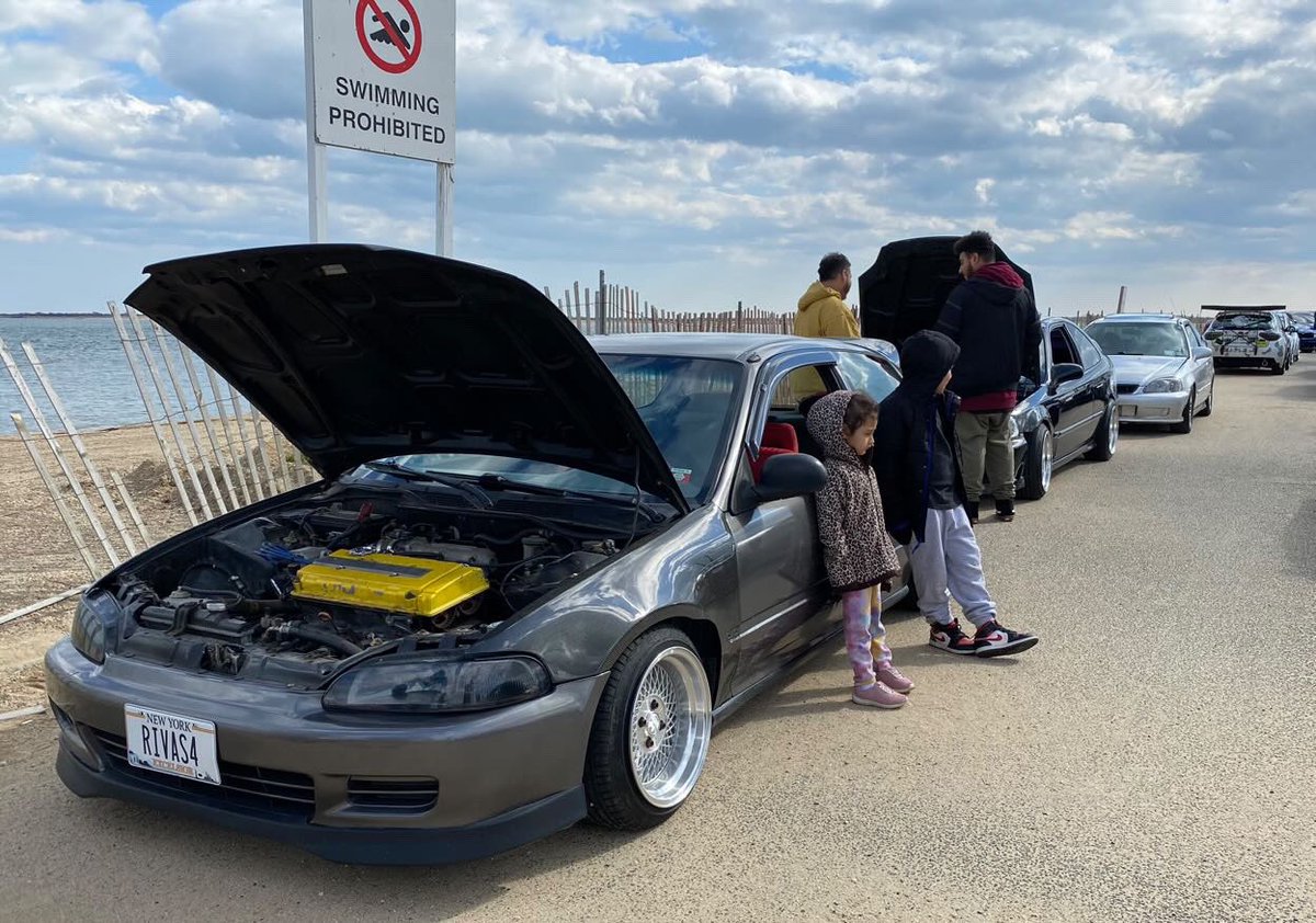 richier_29's tweet photo. Throwback when I had this beauty with a stock B16. #honda #marchmadness #b16 #bubble #hatch #cold #spring #captree #robertmoses https://t.co/C0uhngoDOg