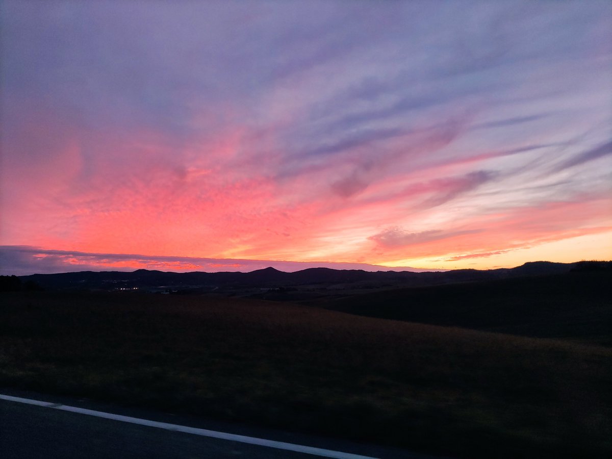 ascapuzzi's tweet photo. Tramonto in #toscana #italia. Caro #ElonMusk su marte te lo sogni, vacci tu perché in toscana non ti vogliamo
#Tuscany #Italy #sunset #earthquake https://t.co/Z4l6SreedM