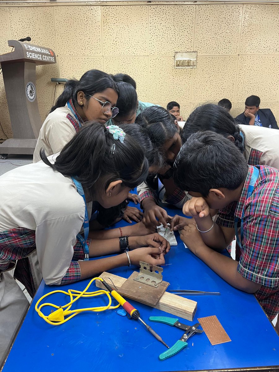 FunScienceDkl's tweet image. @FunScienceDkl , a unit of @ncsmgoi , @MinOfCultureGoI organised a Workshop on Electronics on January 18, 2025 in its premise in which 60 students from Angul and Dhenkanal took advantage. #ElectronicsWorkshop #students #Dhenkanal #Angul