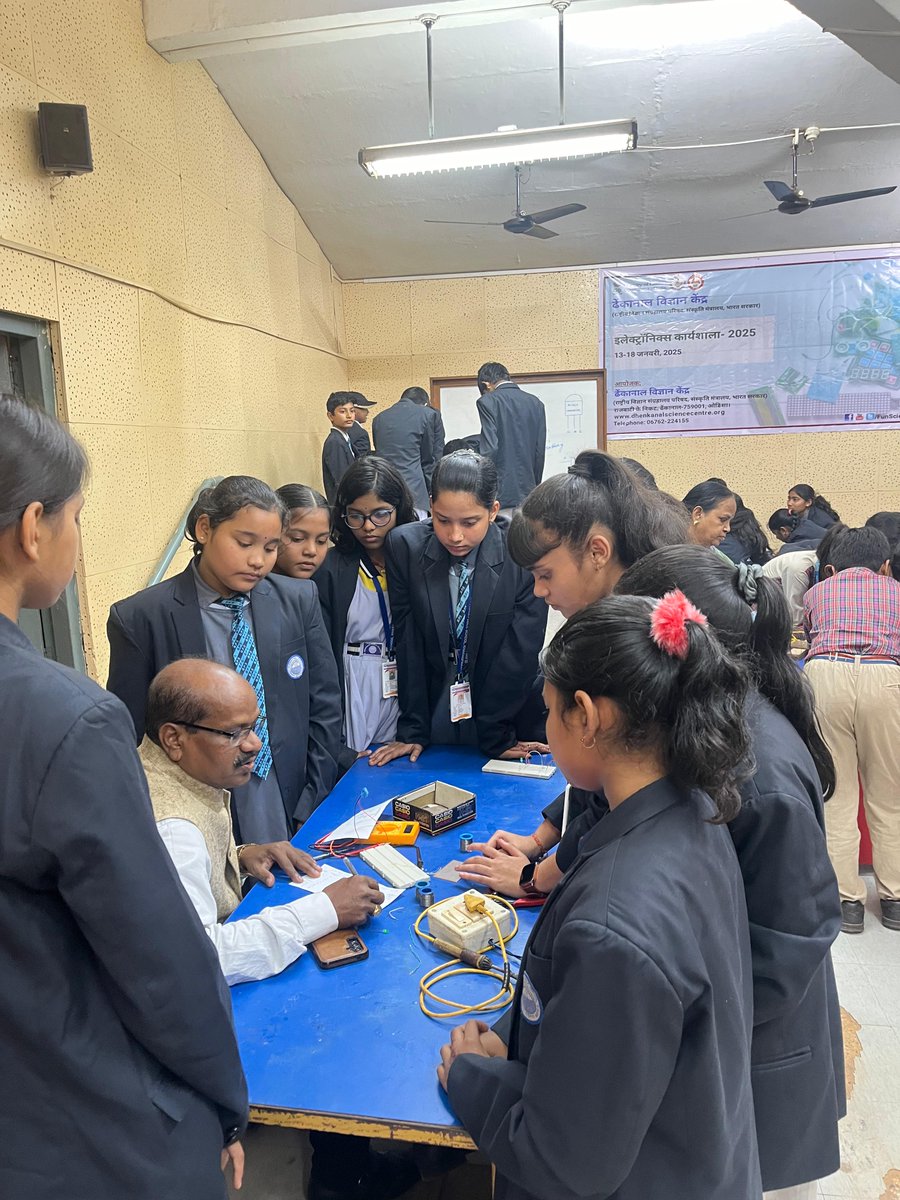 FunScienceDkl's tweet image. @FunScienceDkl , a unit of @ncsmgoi , @MinOfCultureGoI organised a Workshop on Electronics on January 18, 2025 in its premise in which 60 students from Angul and Dhenkanal took advantage. #ElectronicsWorkshop #students #Dhenkanal #Angul