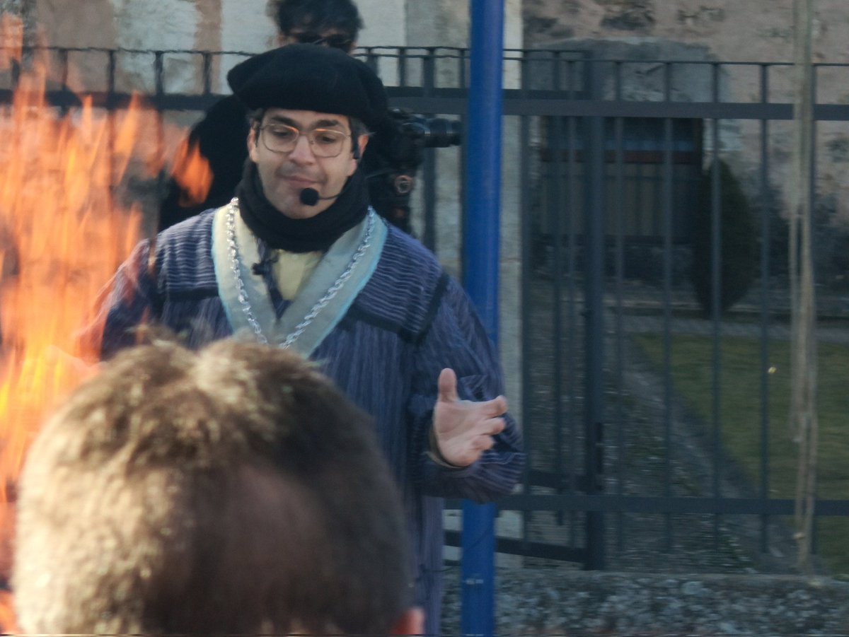 jornadasmatanza's tweet photo. El mantenedor Antonio Callejas hace los honores al cerdo explicando la historia de esta tradición y las razones por las que se hace así

#50Aniversario
#jornadasdelamatanza
#cerdoexperiencia
#orgullomatancero https://t.co/cglAEFSQ94