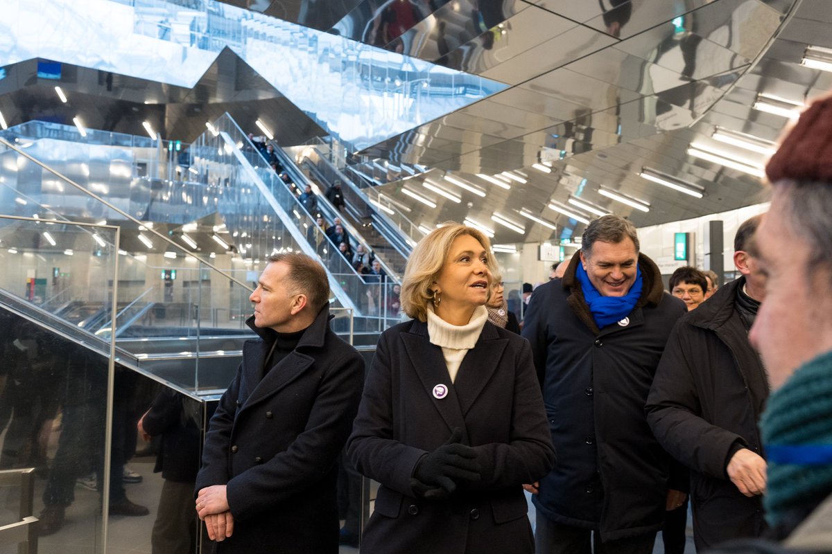 vpecresse's tweet photo. Ça y est ! La spectaculaire gare de Villejuif-Gustave Roussy de la ligne 14 est ouverte. C’est un changement radical pour les habitants qui rejoindront Châtelet en 15 minutes ! Mais aussi pour tous les malades et les soignants de l'hôpital Gustave Roussy. À l'été 2026, la gare permettra la correspondance avec la ligne 15 sud à 100 000 voyageurs.