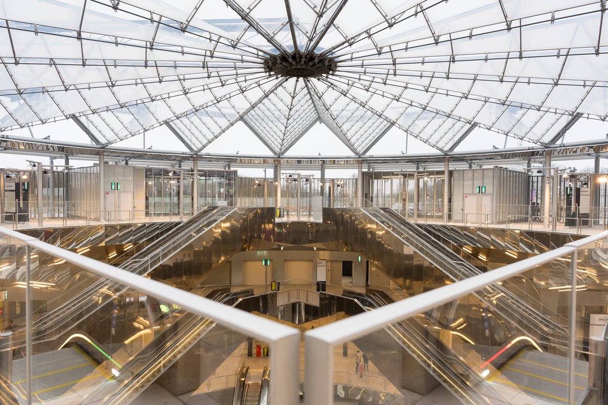 vpecresse's tweet photo. Ça y est ! La spectaculaire gare de Villejuif-Gustave Roussy de la ligne 14 est ouverte. C’est un changement radical pour les habitants qui rejoindront Châtelet en 15 minutes ! Mais aussi pour tous les malades et les soignants de l'hôpital Gustave Roussy. À l'été 2026, la gare permettra la correspondance avec la ligne 15 sud à 100 000 voyageurs.